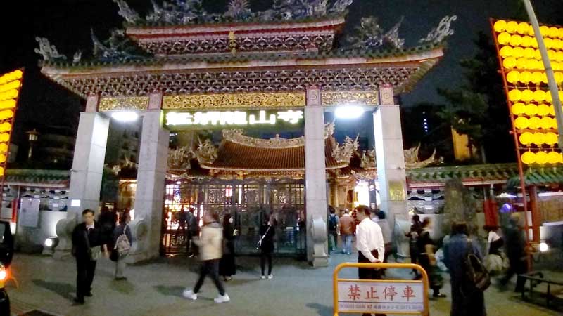 台北の龍山寺の参拝方法